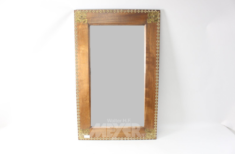 Spiegel und zwei Vollholzkisten im orientalischen Stil