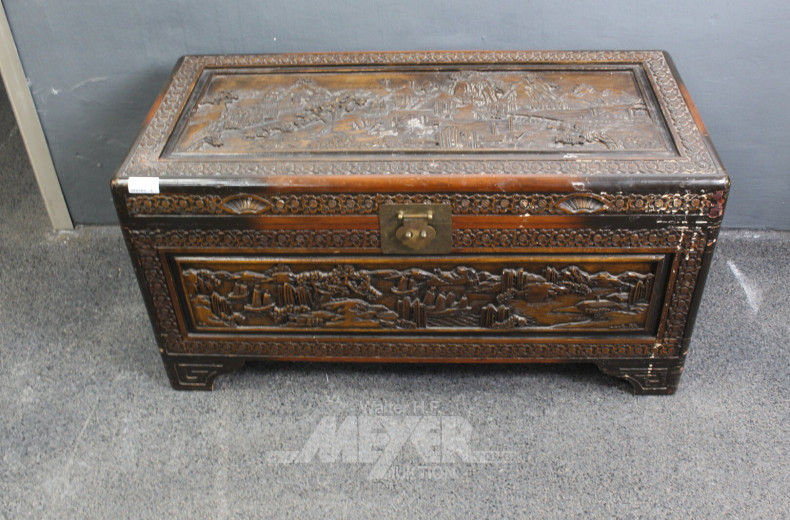 Holztruhe mit asiatischer Schnitzerei