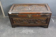 Holztruhe mit asiatischer Schnitzerei