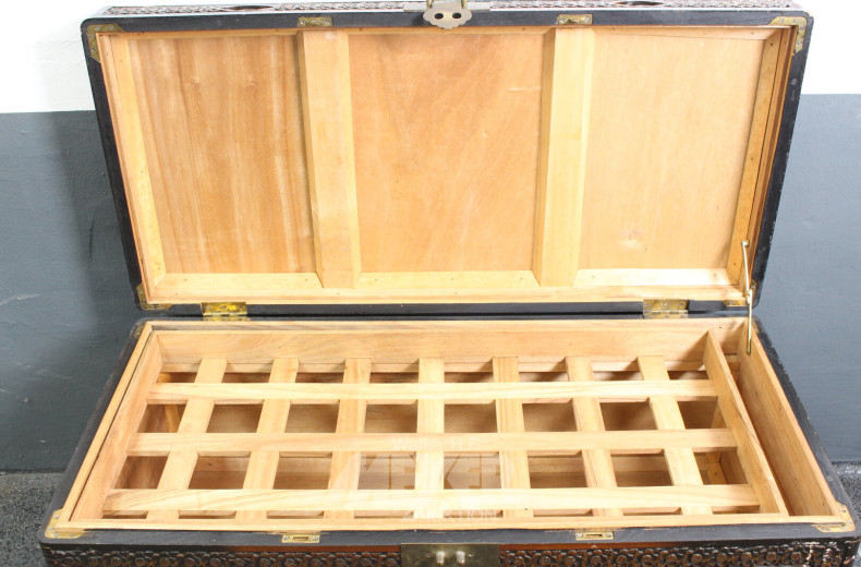 Holztruhe mit asiatischer Schnitzerei