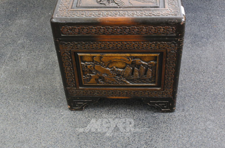 Holztruhe mit asiatischer Schnitzerei