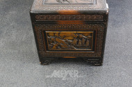 Holztruhe mit asiatischer Schnitzerei