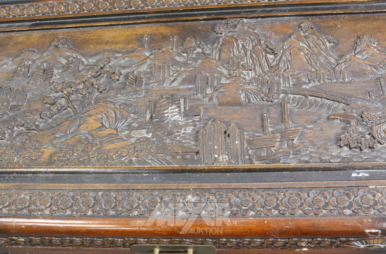 Holztruhe mit asiatischer Schnitzerei