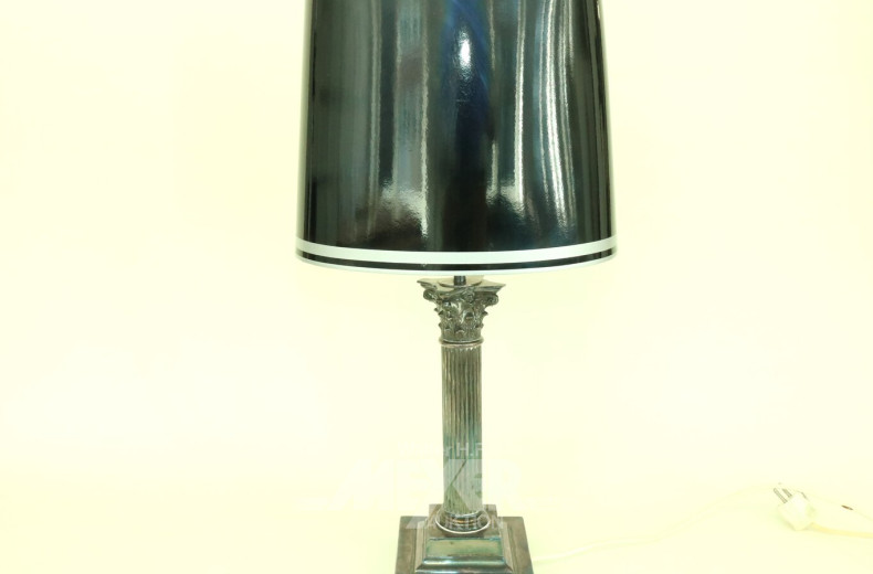 Tischleuchte mit korinthischem Säulenfuß
