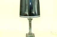 Tischleuchte mit korinthischem Säulenfuß