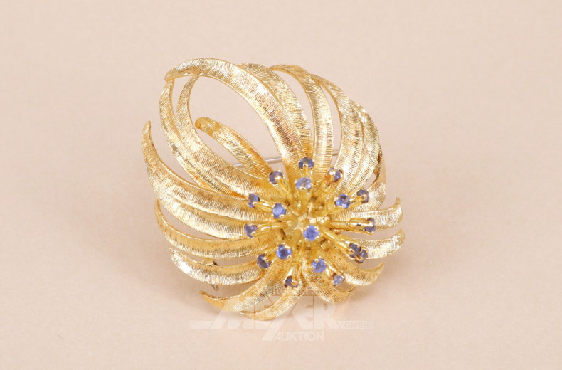 Blütenbrosche, mattiert, besetzt mit 16 kl. Saphiren