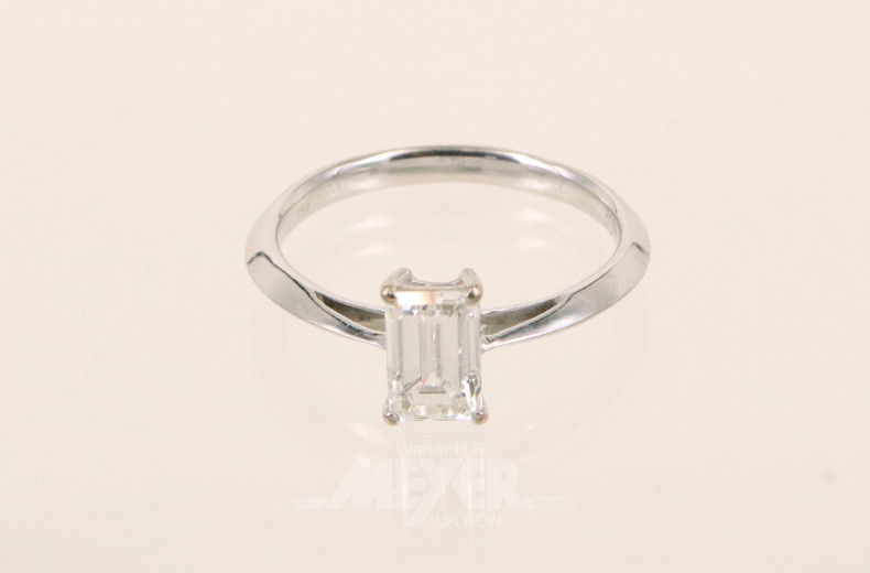 Damenring, Modellanfertigung in schmaler Bandringform, besetzt mit einem Diamantsolitär im Emeraldcut von 1,02ct (tw/vvs)