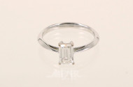 Damenring, Modellanfertigung in schmaler Bandringform, besetzt mit einem Diamantsolitär im Emeraldcut von 1,02ct (tw/vvs)
