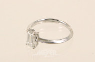 Damenring, Modellanfertigung in schmaler Bandringform, besetzt mit einem Diamantsolitär im Emeraldcut von 1,02ct (tw/vvs)