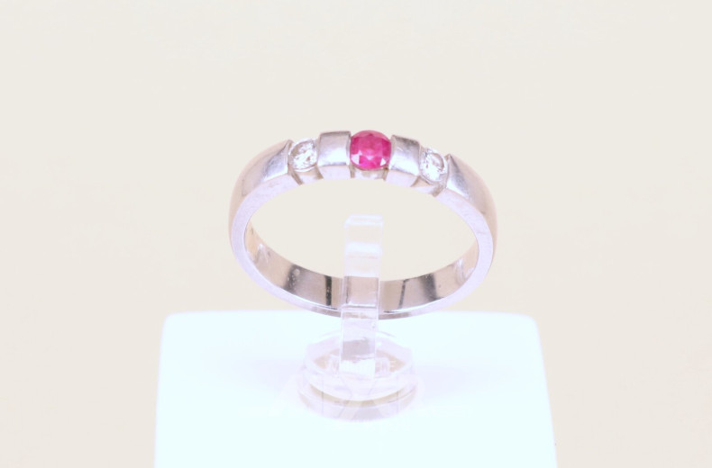 Damenring in Platin mit 2 Brillanten von 0.17ct (TW-SI) und 1 kl. Rubin