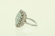 Ring, besetzt mit 1 hellblauen Beryll (Aquamarin), ca. 9,5 ct., und 16 kl. Brillanten