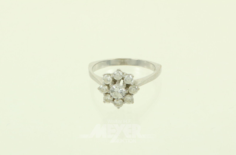 Ring, besetzt mit 9 Brillanten, zusammen ca. 0,90 ct.