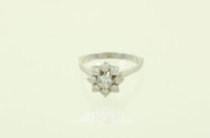 Ring, besetzt mit 9 Brillanten, zusammen ca. 0,90 ct.
