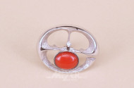 Brosche mit rotem Korallen-Cabochon und 3 kl. Brillanten