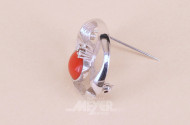 Brosche mit rotem Korallen-Cabochon und 3 kl. Brillanten