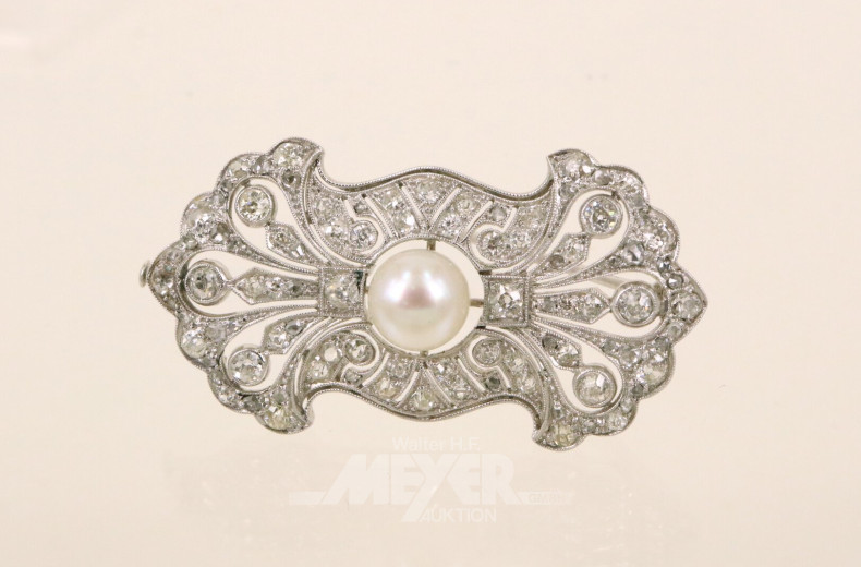 Antike Brosche um die Jahrhundertwende, besetzt mit einer feinen Zuchtperle,