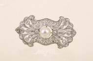 Antike Brosche um die Jahrhundertwende, besetzt mit einer feinen Zuchtperle,