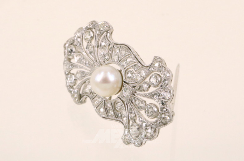 Antike Brosche um die Jahrhundertwende, besetzt mit einer feinen Zuchtperle,