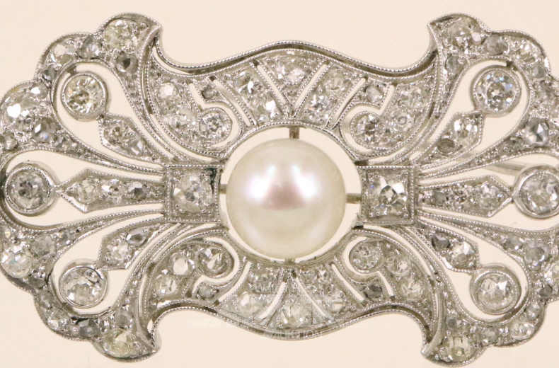 Antike Brosche um die Jahrhundertwende, besetzt mit einer feinen Zuchtperle,