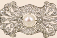 Antike Brosche um die Jahrhundertwende, besetzt mit einer feinen Zuchtperle,