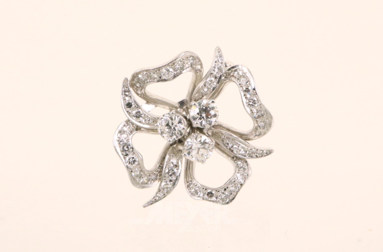 kl. Brosche, in Form eines Kleeblattes