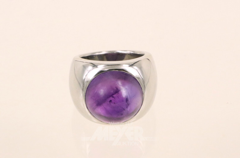 Damenring in breiter Bandringform, besetzt mit einem Amethystcabochon