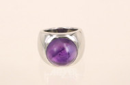 Damenring in breiter Bandringform, besetzt mit einem Amethystcabochon