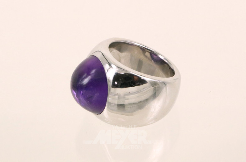 Damenring in breiter Bandringform, besetzt mit einem Amethystcabochon