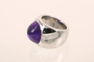 Damenring in breiter Bandringform, besetzt mit einem Amethystcabochon