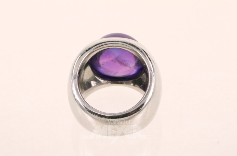Damenring in breiter Bandringform, besetzt mit einem Amethystcabochon