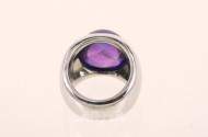 Damenring in breiter Bandringform, besetzt mit einem Amethystcabochon