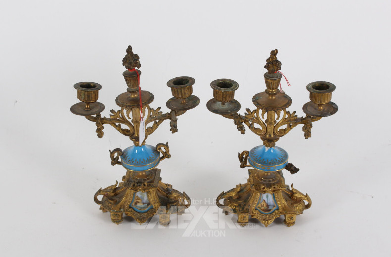 Paar Empire-Tischkerzenleuchter mit Porzellandekor, spätes 19. Jh.