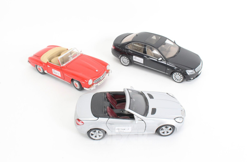 3 Mercedes-Benz Modellautos im Maßstab 1:18