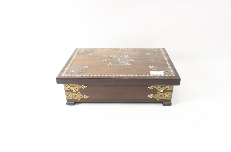 Spiegel und zwei Vollholzkisten im orientalischen Stil