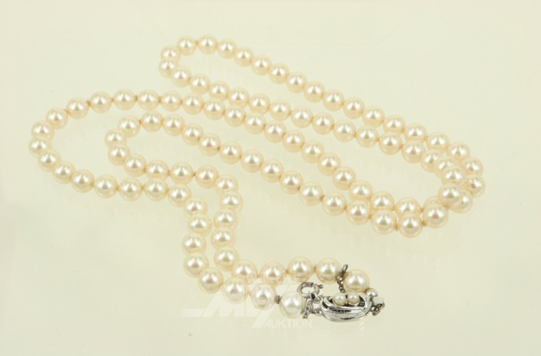 lange Perlenkette mit Silberschließe