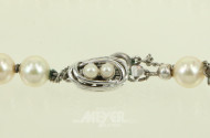 lange Perlenkette mit Silberschließe