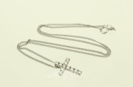 Kette mit Kreuzanhänger und 11 kl. Brillanten von insgesamt 0.4ct