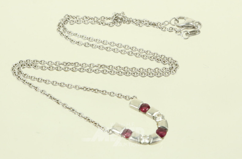 Halskette mit Hufeisenanhänger  und 3 Rubinen sowie 2 kl. Brillanten in 950er Platin