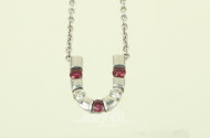 Halskette mit Hufeisenanhänger  und 3 Rubinen sowie 2 kl. Brillanten in 950er Platin