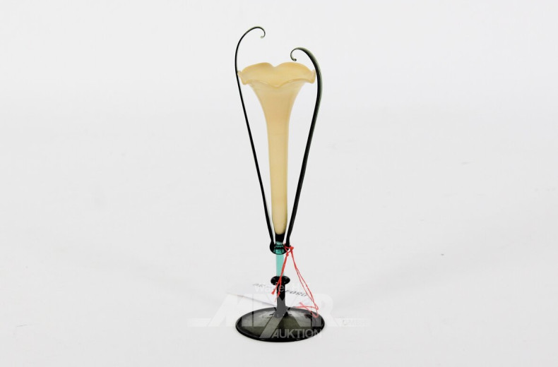 kl. filigrane Standfußvase