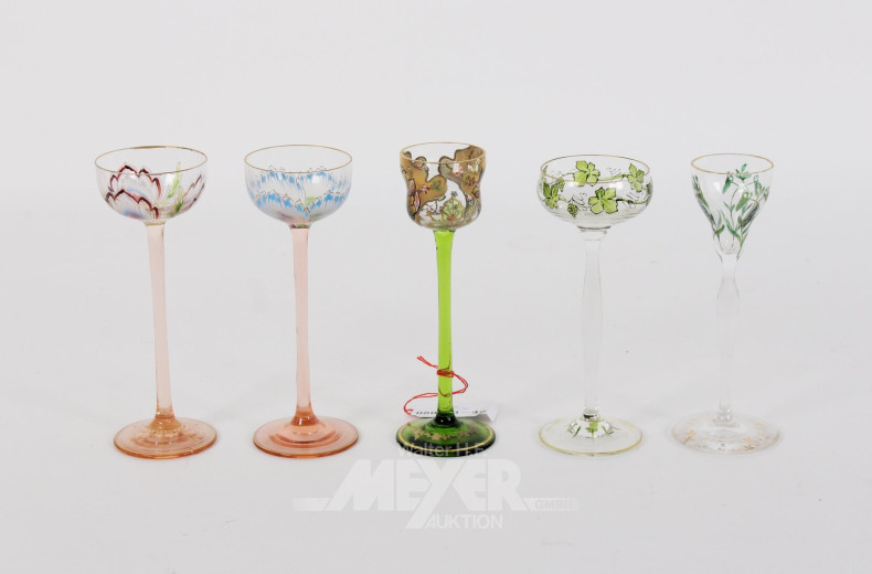 5 versch. kl. Likörgläschen mit Standfuß