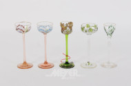 5 versch. kl. Likörgläschen mit Standfuß