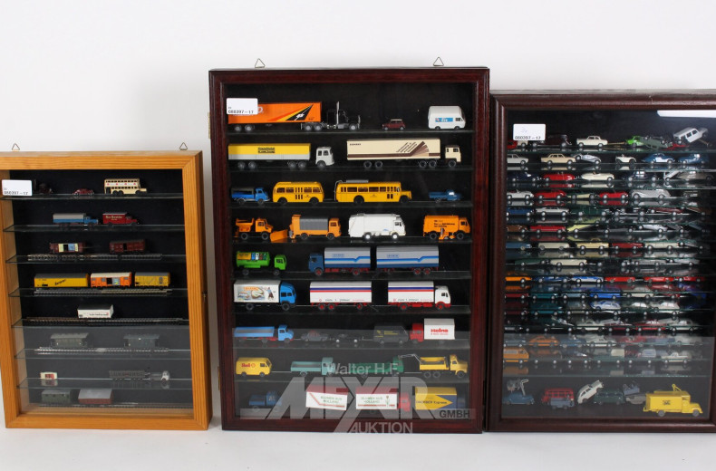 3 Sammler-Vitrine für Modellautos und -eisenbahn inkl. Inhalt