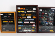 3 Sammler-Vitrine für Modellautos und -eisenbahn inkl. Inhalt