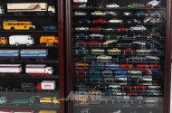 3 Sammler-Vitrine für Modellautos und -eisenbahn inkl. Inhalt