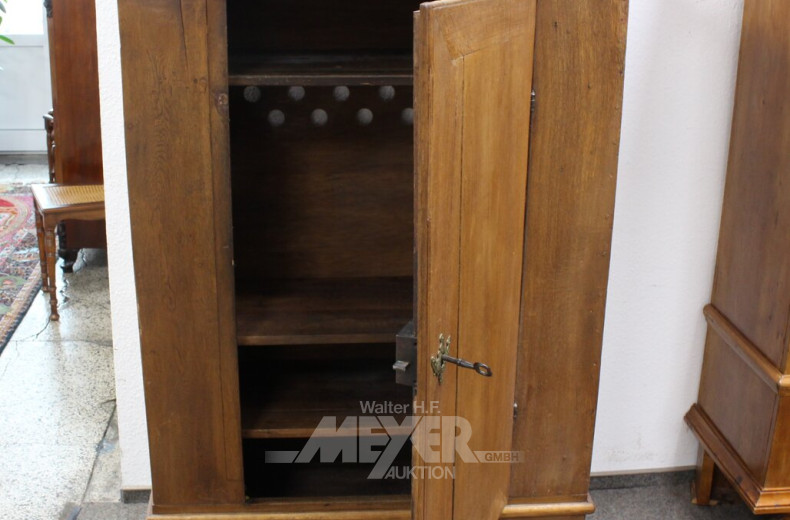 alter Vorratsschrank