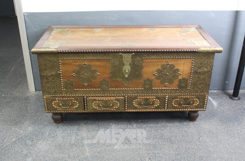 Konsole und Hochzeitstruhe im orientalischen Stil