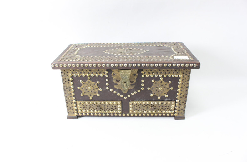 Spiegel und zwei Vollholzkisten im orientalischen Stil