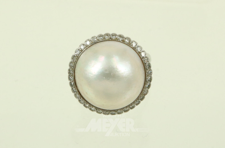 Ring mit großer Mabe-Perle, umgeben von einem Kranz aus kl. Brillanten