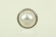 Ring mit großer Mabe-Perle, umgeben von einem Kranz aus kl. Brillanten